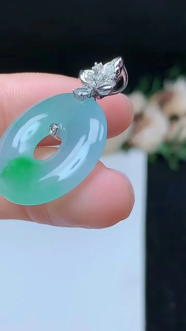 天然A货翡翠平安环吊坠，尺寸22.9-4，重量:5.24g
11月8日