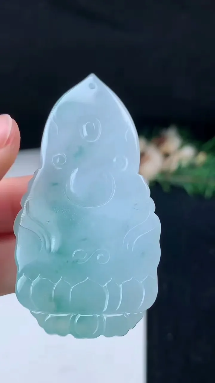 天然A货翡翠飘花素衣观音吊坠，尺寸61.9-30.9-6.1，重量:24.00g
11月8日