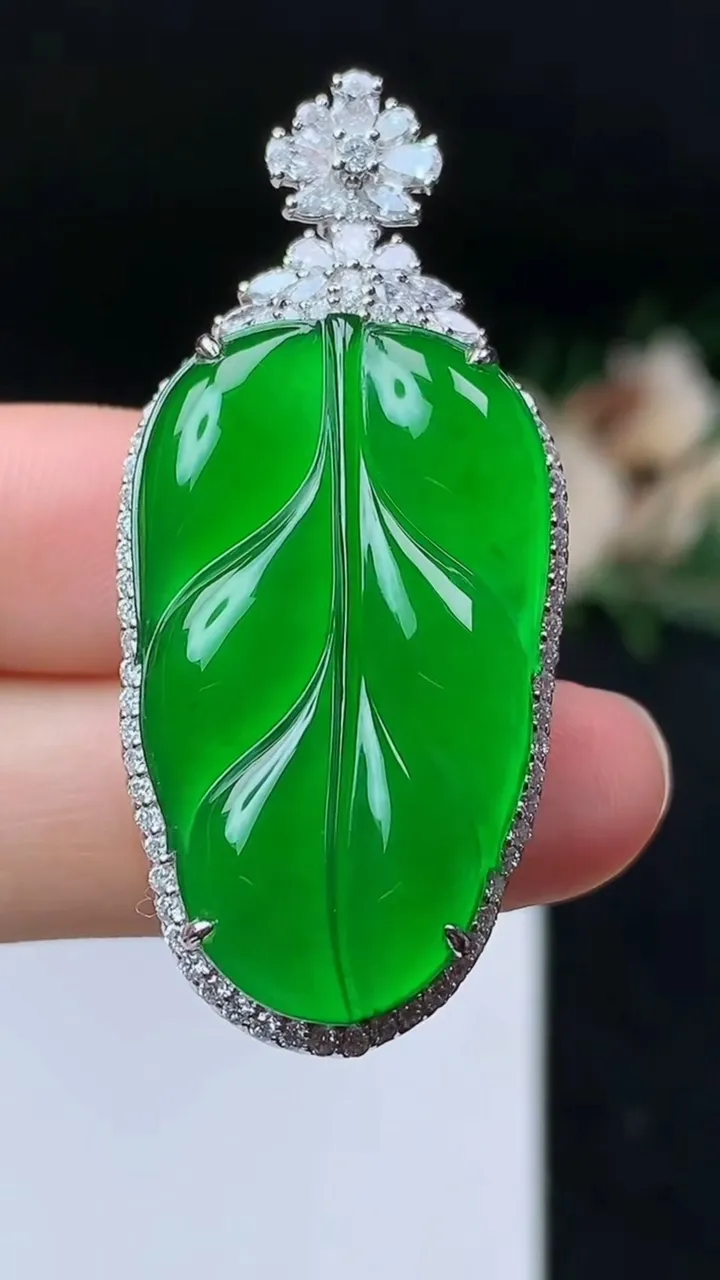 天然A货翡翠金枝玉叶 叶子吊坠，尺寸46.8-21.3-11.3，裸石32.4-18.8，重量:13.02g
11月8日