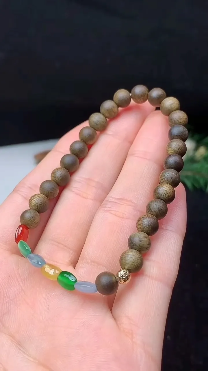 天然A货翡翠四彩路路通手串，尺寸6-4.6-2.7-6颗，重量:3.57g11月8日
工厂直销收藏佳