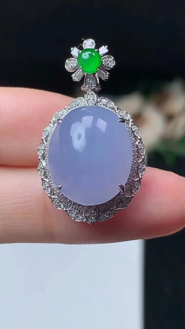 天然A货翡翠紫罗兰蛋面吊坠，尺寸29.9-17.3-11.6，裸石15.6-13，重量:5.62g
11月8日