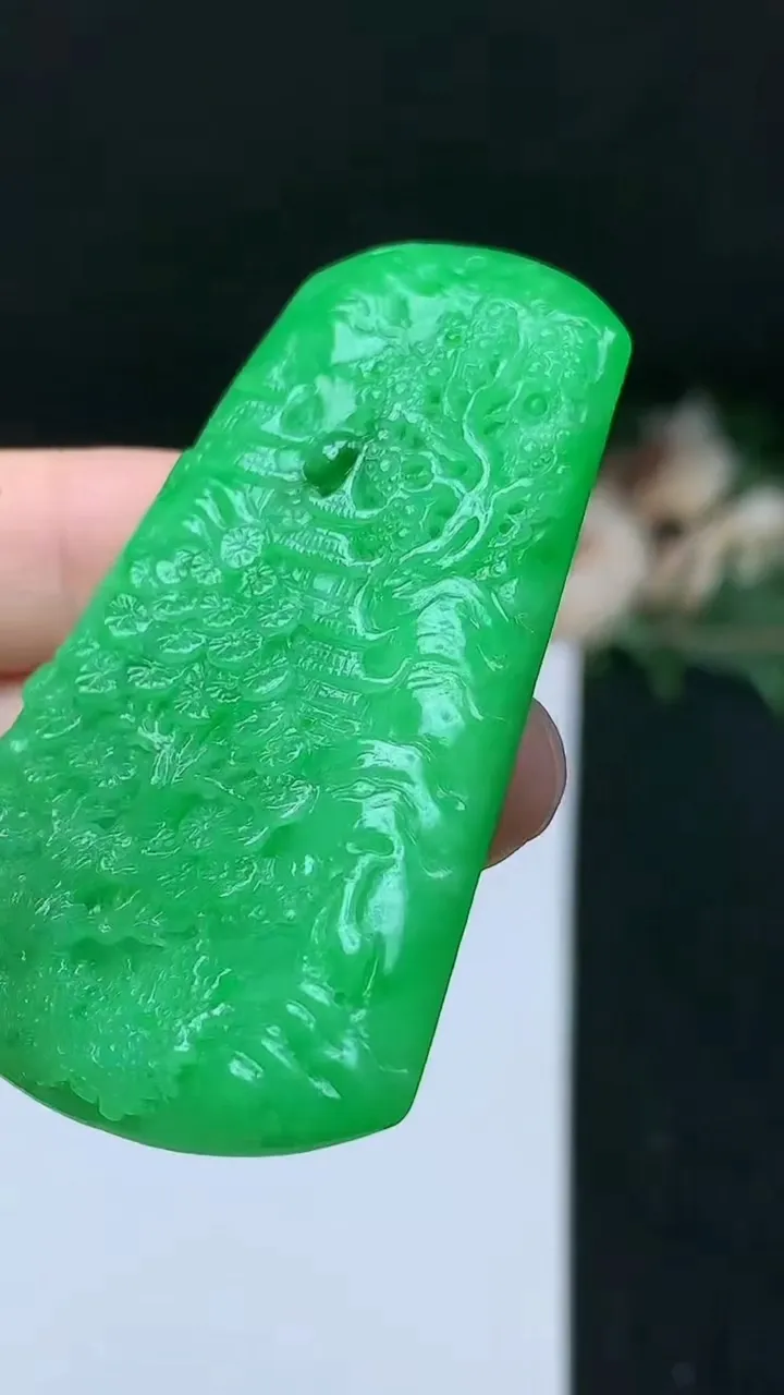 天然A货翡翠山水牌吊坠，尺寸53.6-35.2-4.7，重量:17.00g
11月8日