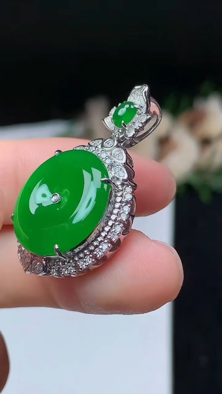 天然A货翡翠平安扣吊坠，尺寸32-20-9，裸石16.5，重量:7.01g
11月8日