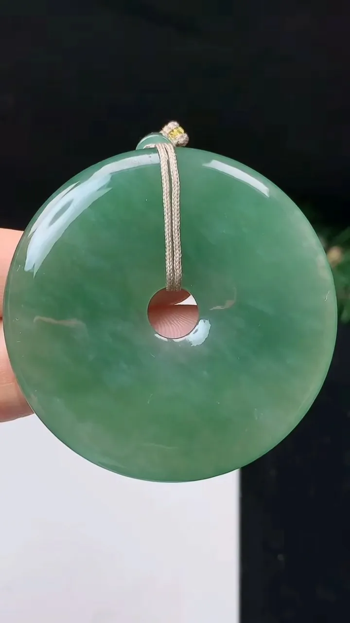 天然A货翡翠平安扣吊坠，尺寸52.7-5.9，重量:35.21g
11月8日