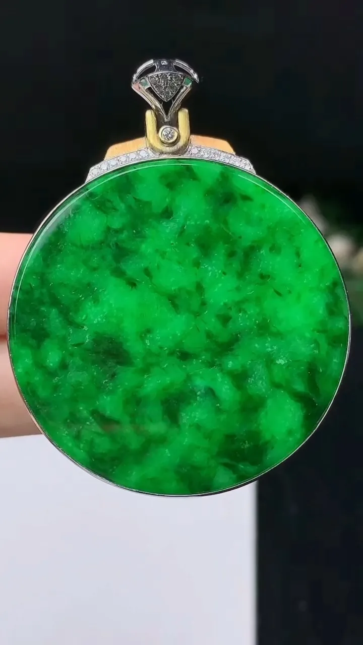 天然A货翡翠无事牌吊坠，尺寸41.9-8.2，重量:14.22g
11月8日