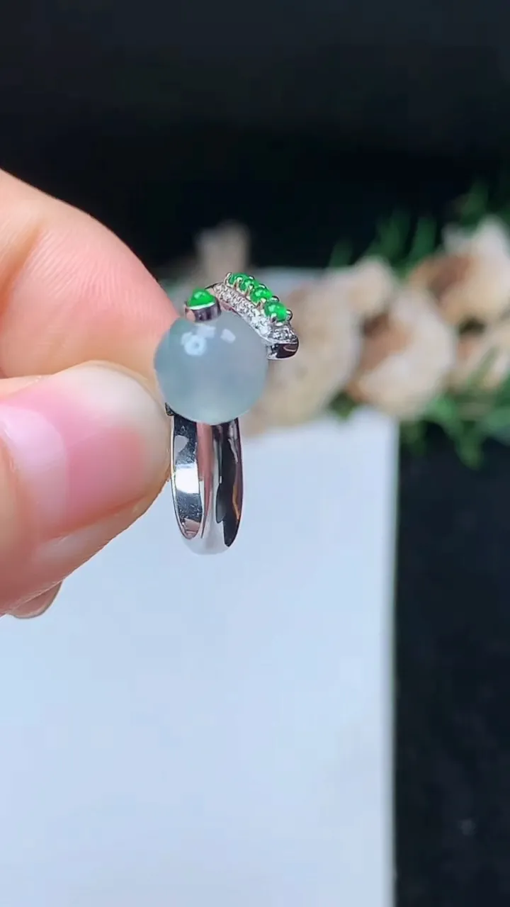 天然A货翡翠飘花圆珠戒指，尺寸17.2-7.6，重量:3.02g2025年11月8日
工厂直销收藏佳品,种好水足，色泽均匀，有种有色，上手高大气！