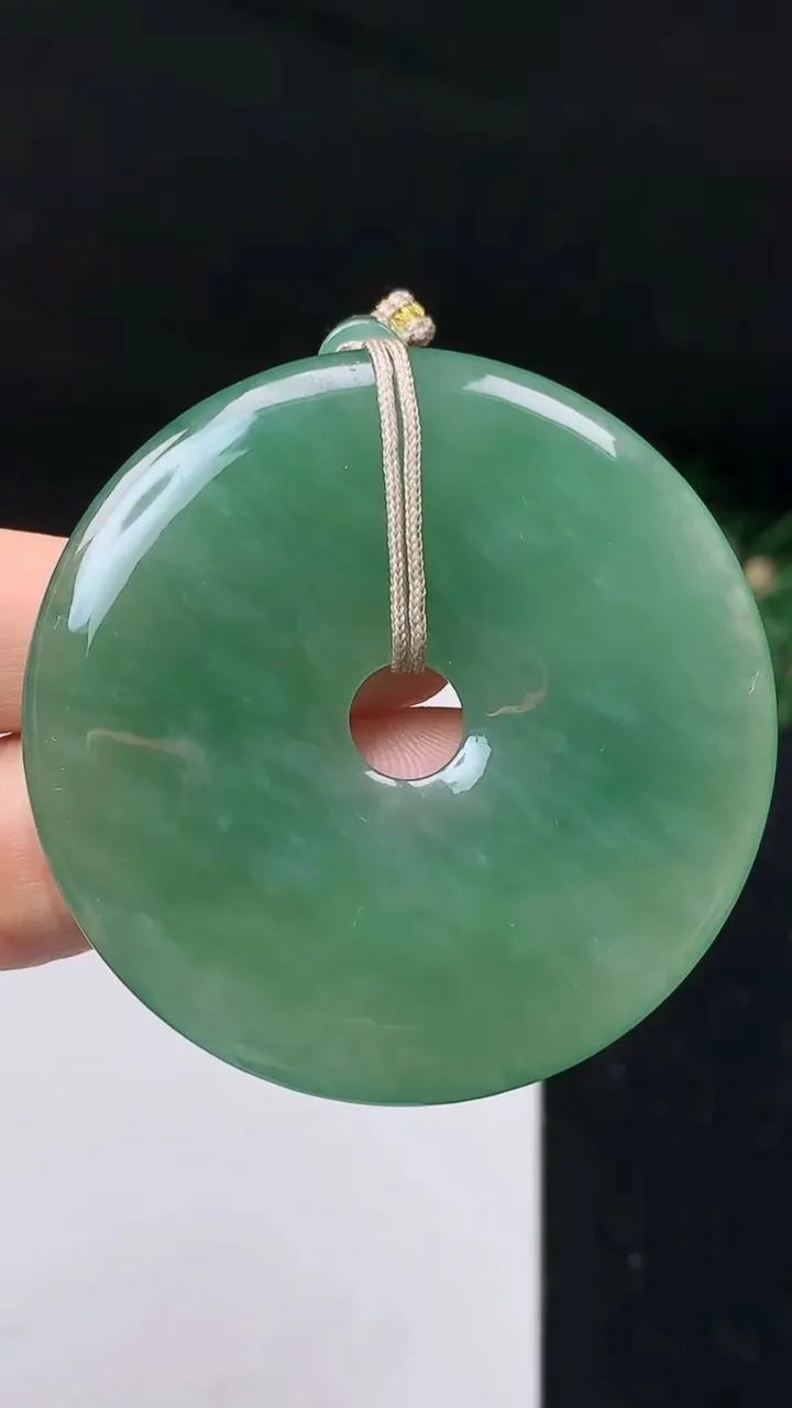 天然A货翡翠平安扣吊坠，尺寸52.7-5.9，重量:35.21g
11月8日