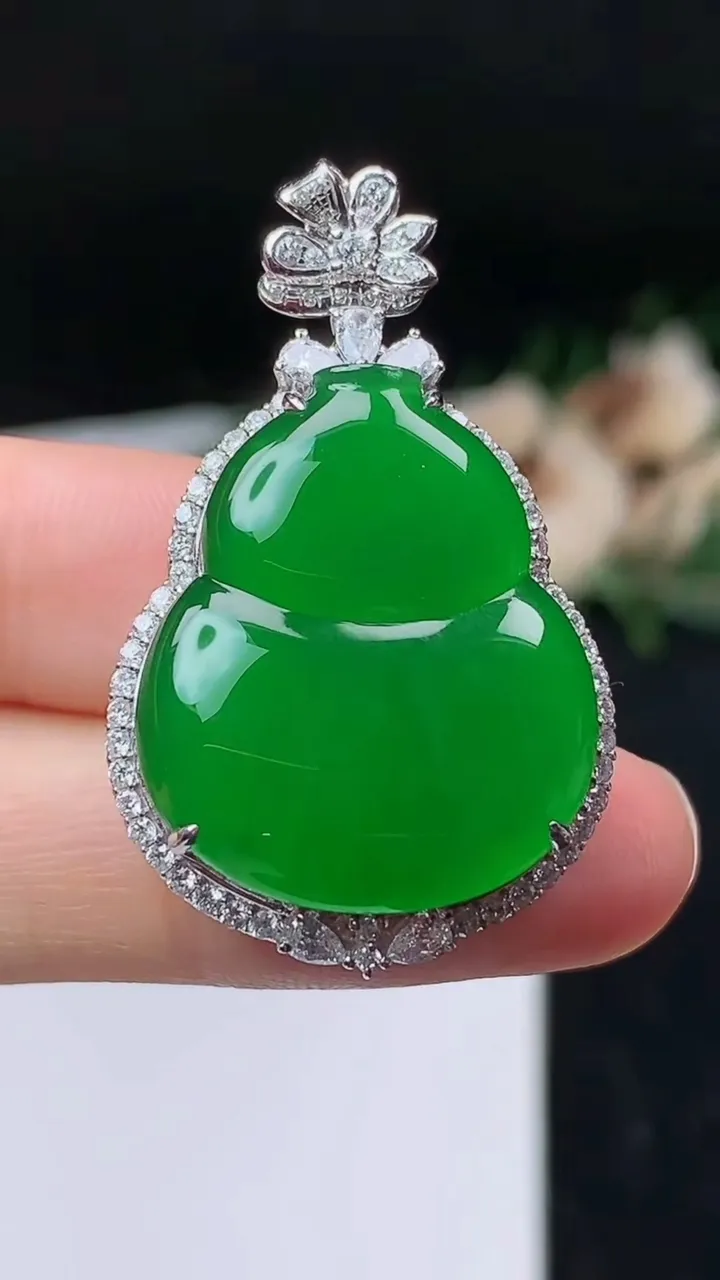 天然A货翡翠葫芦吊坠，尺寸37.9-23.2-11.9，裸石24.3-20.3，重量:10.28g
11月8日