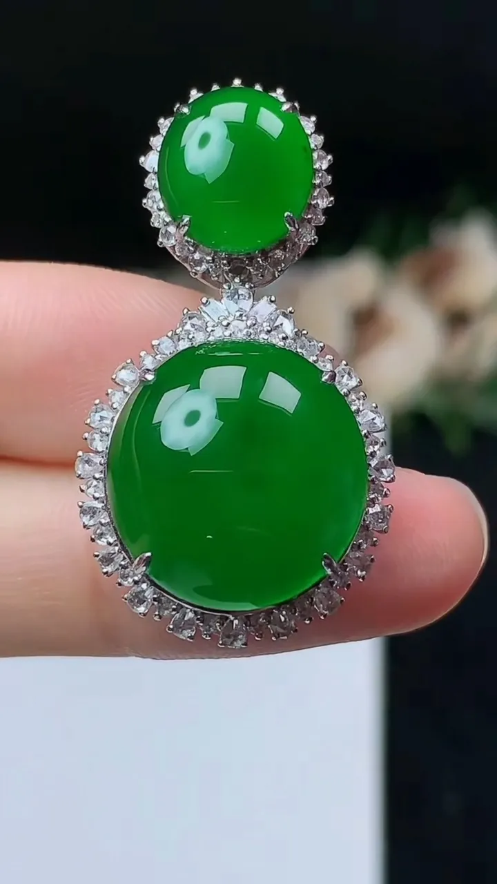 天然A货翡翠蛋面吊坠，尺寸36-19.5-12.9
11月8日