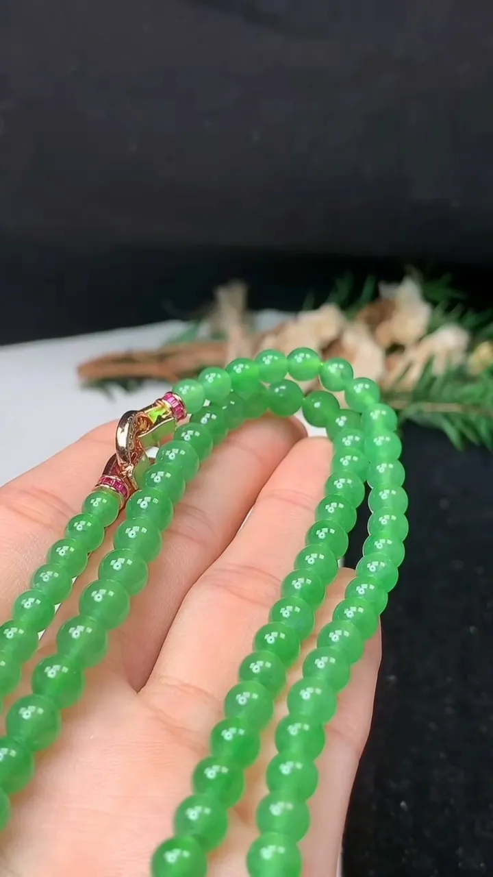 天然A货翡翠圆珠项链，尺寸6.5-100颗，重量:36.66g
11月9日