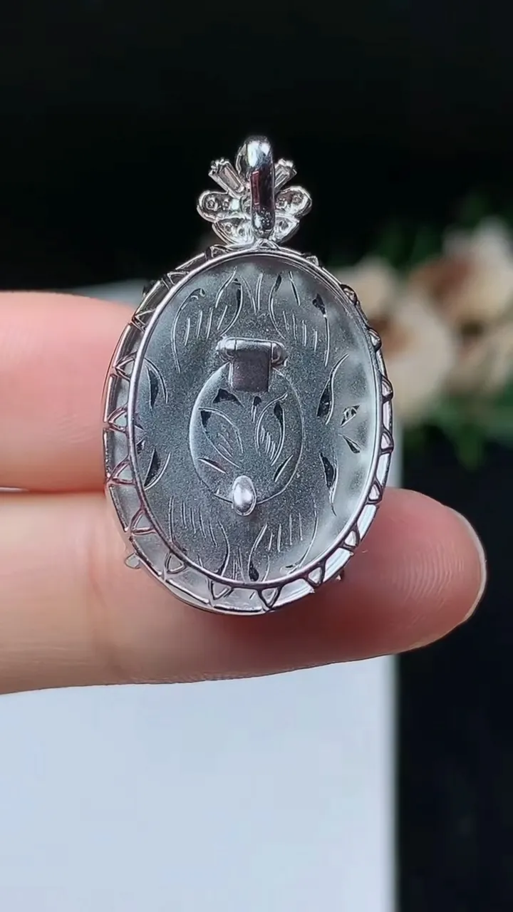 天然A货翡翠蛋面吊坠，尺寸23.4-18.5-11，重量:5.49g
11月8日