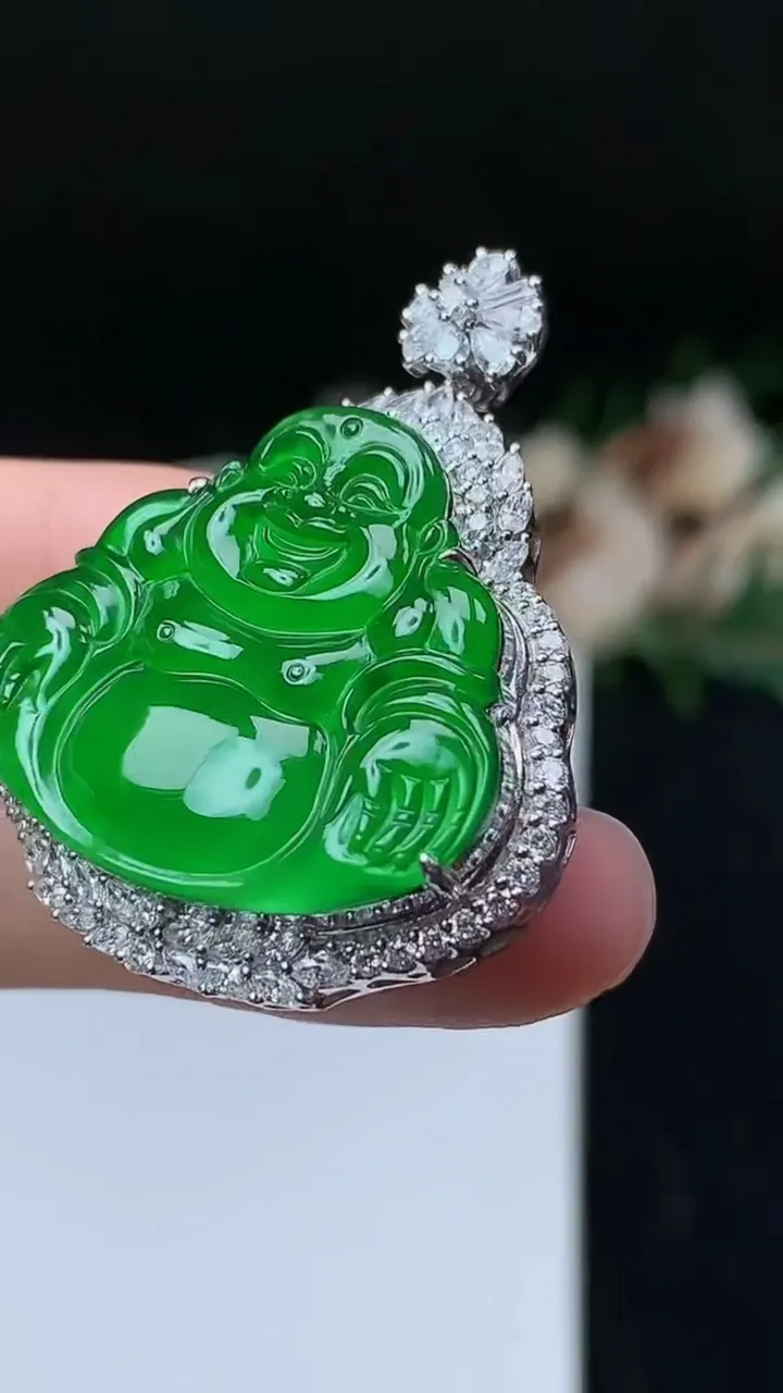 天然A货翡翠佛公吊坠，尺寸38-31-11.5，裸石23.9-27.8，重量:11.65g
11月8日