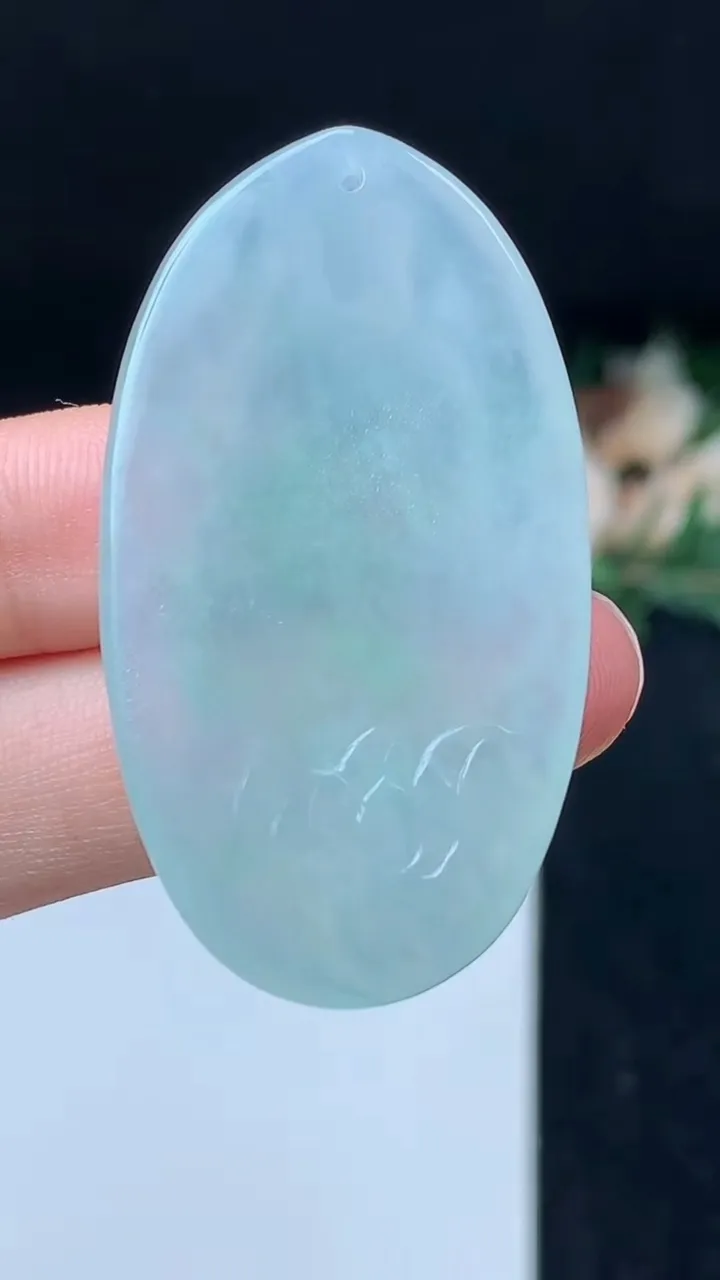 天然A货翡翠观音菩萨吊坠，尺寸46.2-25.5-5.5，重量:13.61g
11月8日