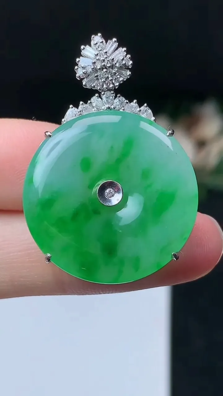 天然A货翡翠平安扣吊坠，尺寸24.8-6.8，重量:7.60g
11月8日