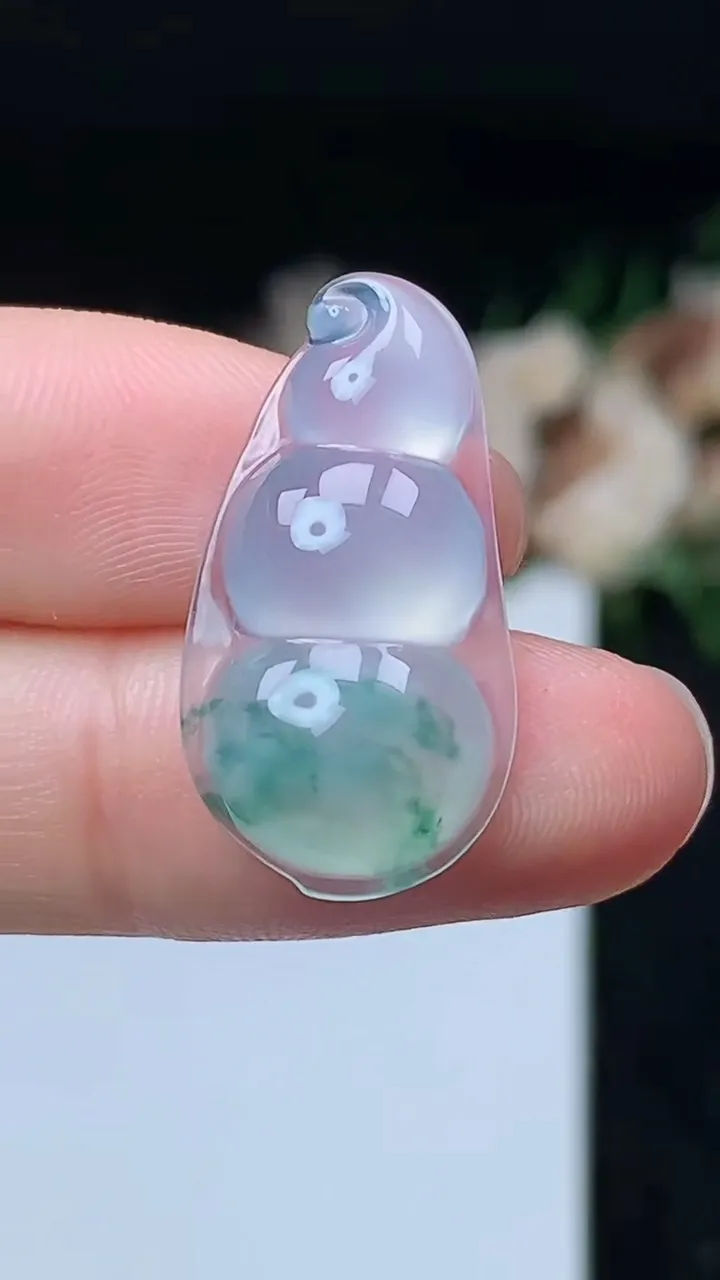 天然A货翡翠飘花福豆镶嵌件，尺寸25.6-13.6-5.6，重量:2.70g
11月8日