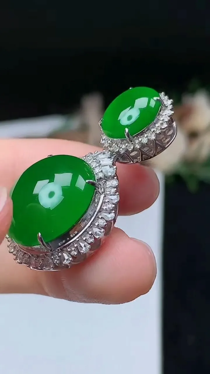 天然A货翡翠蛋面吊坠，尺寸36-19.5-12.9
11月8日