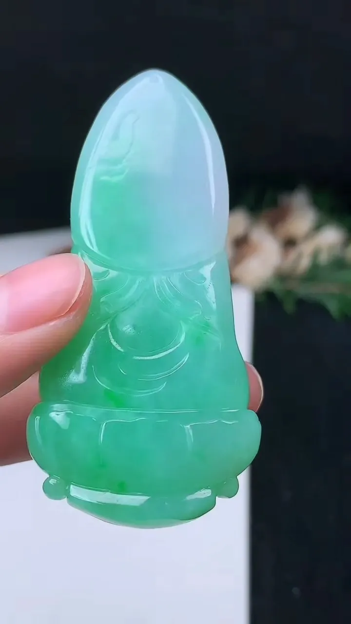 天然A货翡翠阿弥陀佛吊坠，尺寸66-30.6-12.2，重量:42.87g
11月8日