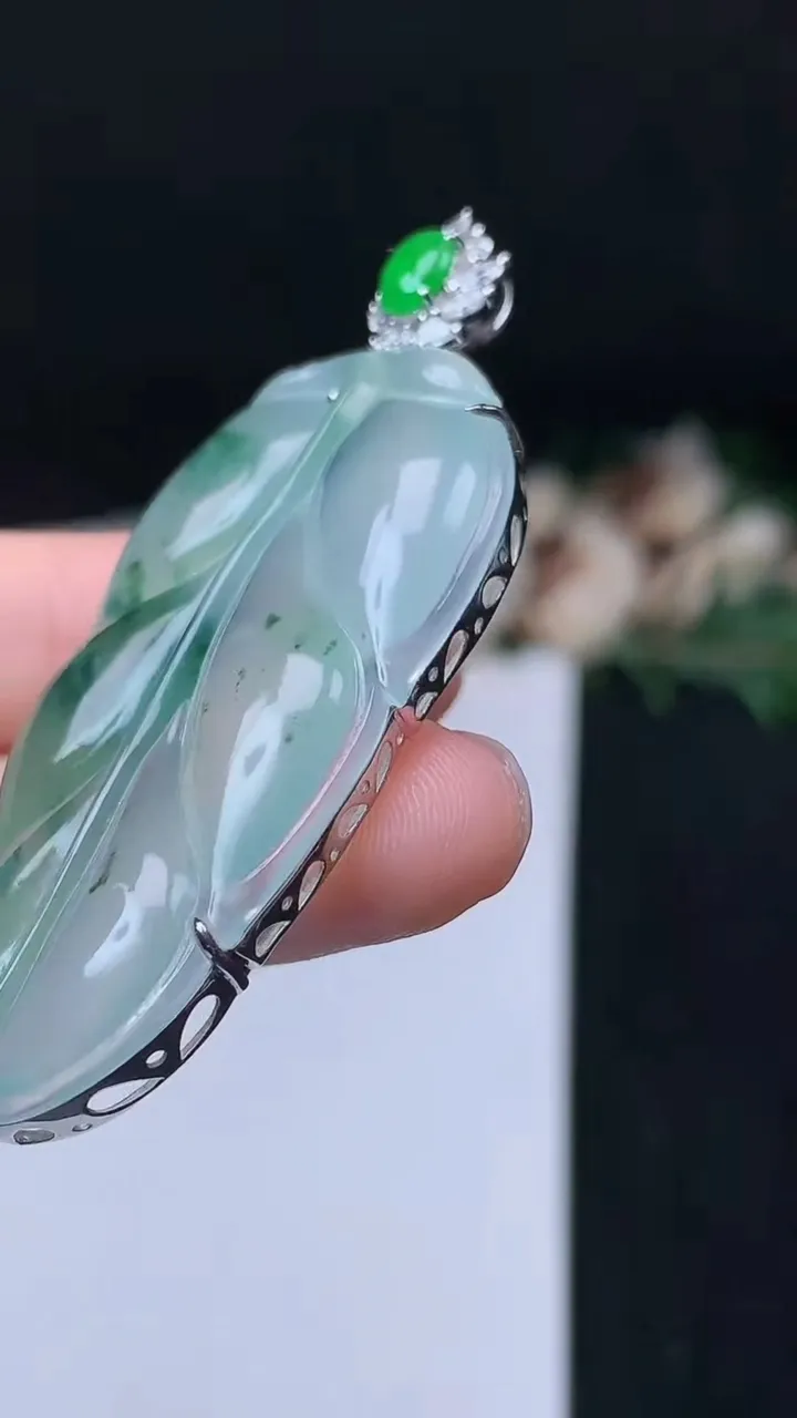 天然A货翡翠飘花金枝玉叶 叶子吊坠，尺寸47.5-26.5-7.5，重量:15.06g
11月8日