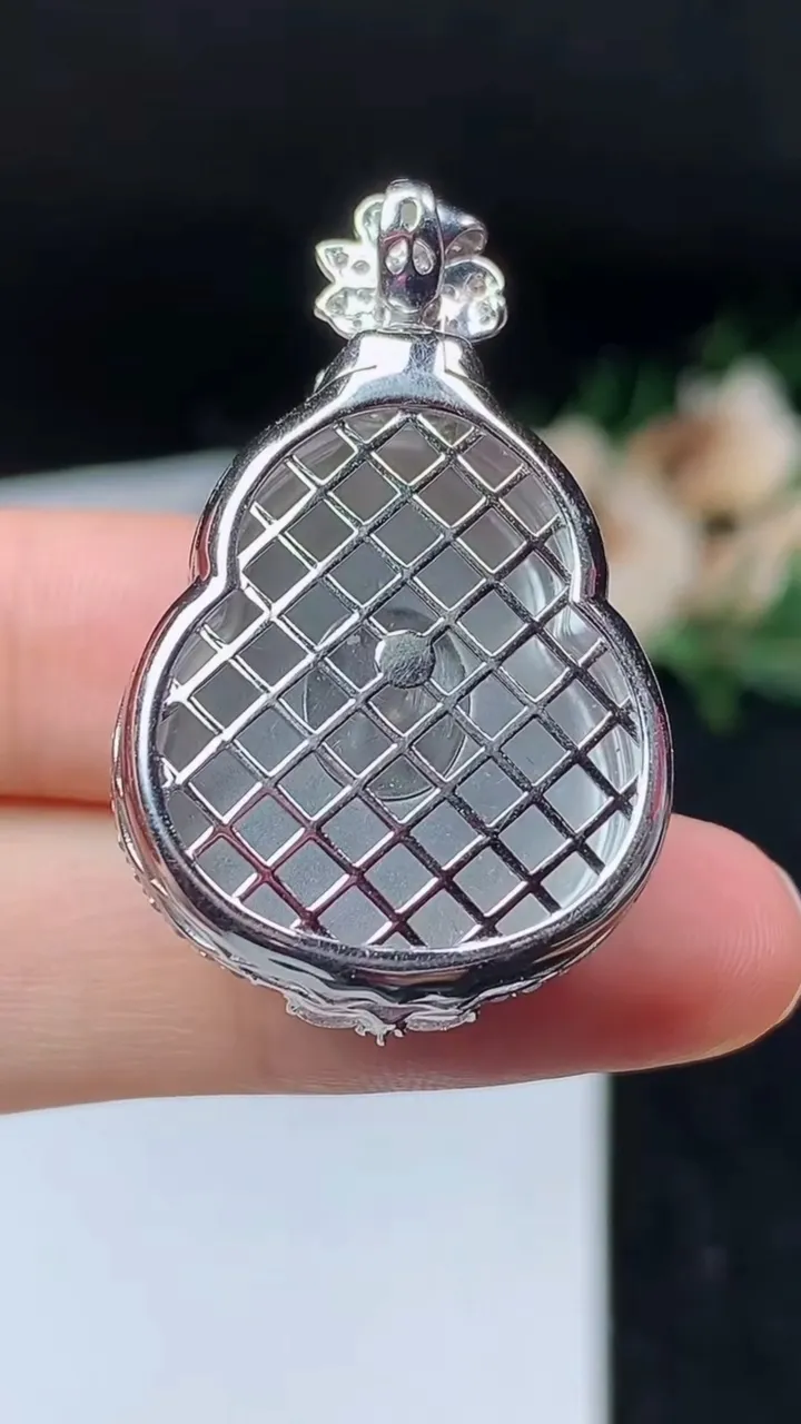 天然A货翡翠葫芦吊坠，尺寸37.9-23.2-11.9，裸石24.3-20.3，重量:10.28g
11月8日