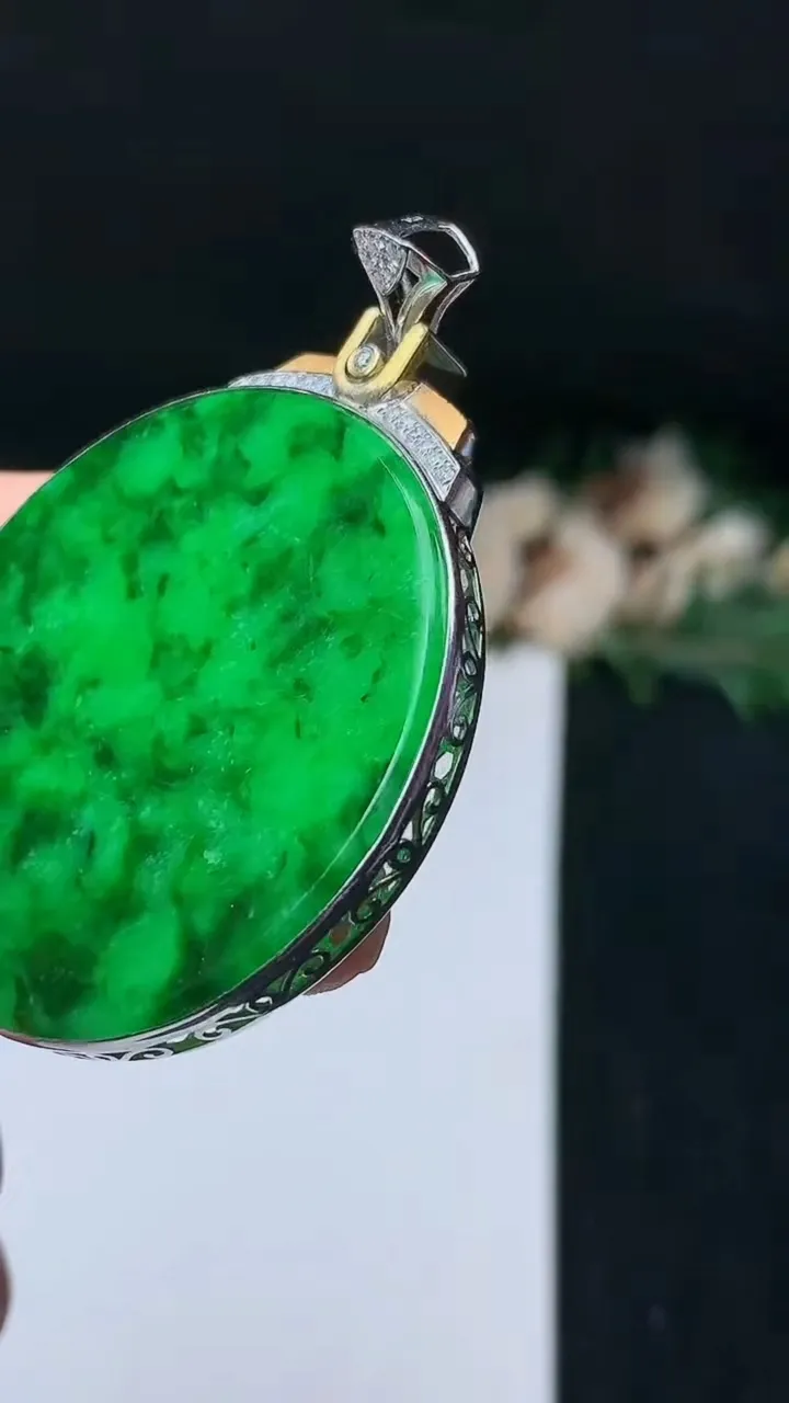 天然A货翡翠无事牌吊坠，尺寸41.9-8.2，重量:14.22g
11月8日