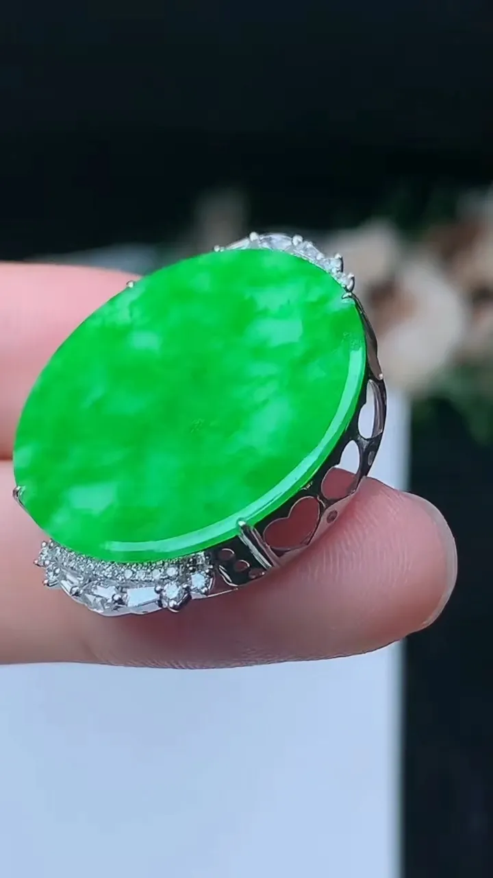 天然A货翡翠无事牌吊坠 手表多用款，尺寸23.6-5.9，重量:3.82g
11月8日