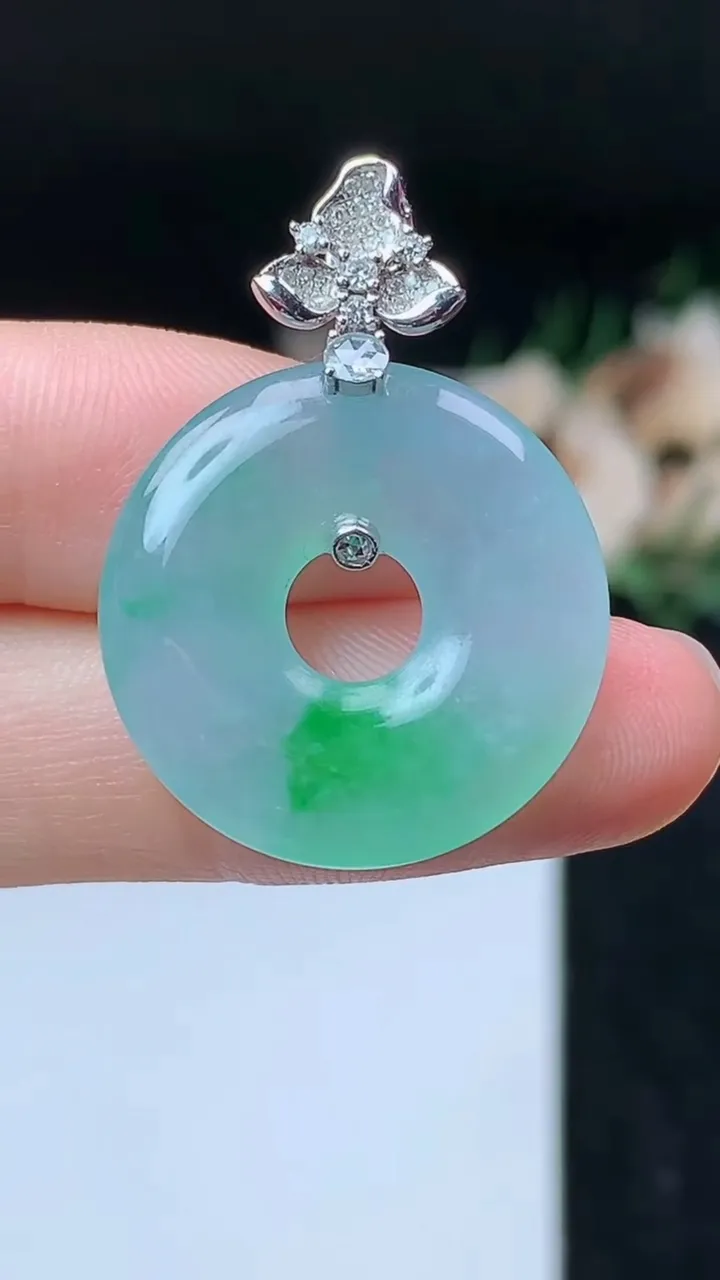 天然A货翡翠平安环吊坠，尺寸22.9-4，重量:5.24g
11月8日