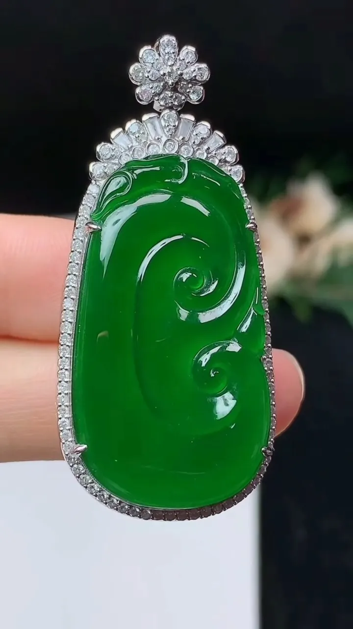 天然A货翡翠如意吊坠，尺寸49.6-22.5-10.5，裸石35-19.7，重量:11.65g
11