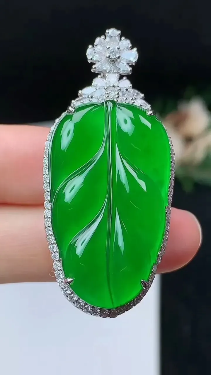 天然A货翡翠金枝玉叶 叶子吊坠，尺寸46.8-21.3-11.3，裸石32.4-18.8，重量:13