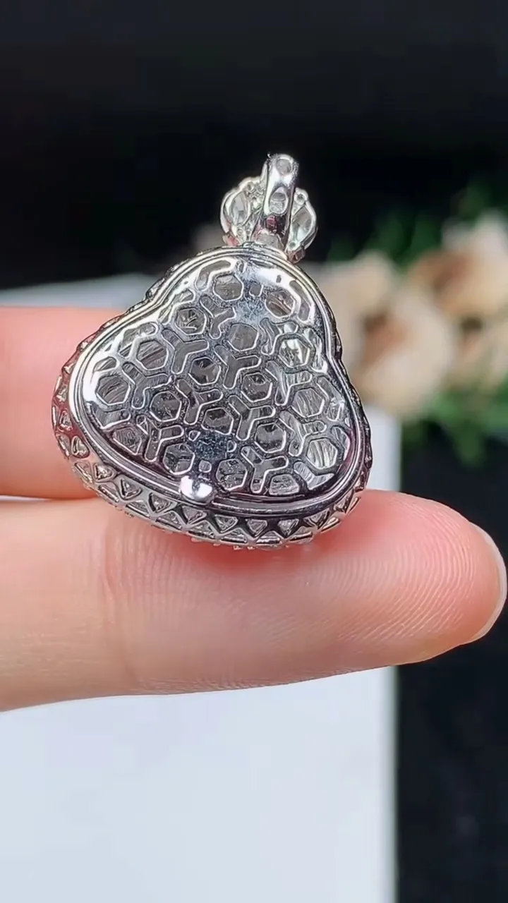 天然A货翡翠白冰财神爷吊坠，尺寸26.5-20.3-12，裸石14-16，重量:6.47g
11月8日