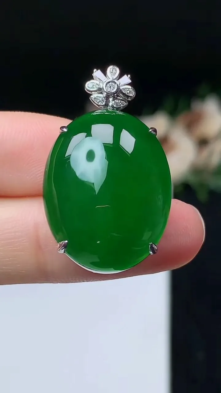 天然A货翡翠蛋面吊坠，尺寸23.4-18.5-11，重量:5.49g
11月8日