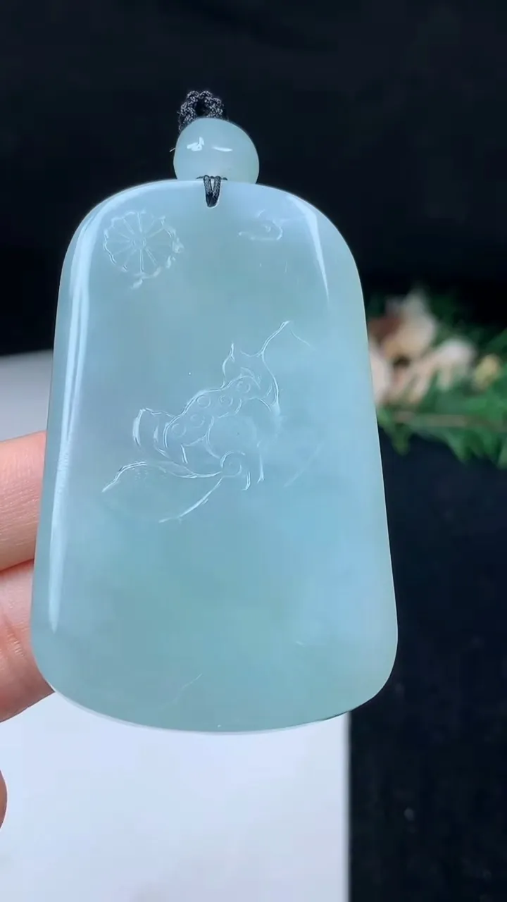 天然A货翡翠素衣观音吊坠，尺寸59.5-37.2-9.7，重量:53.62g
11月8日