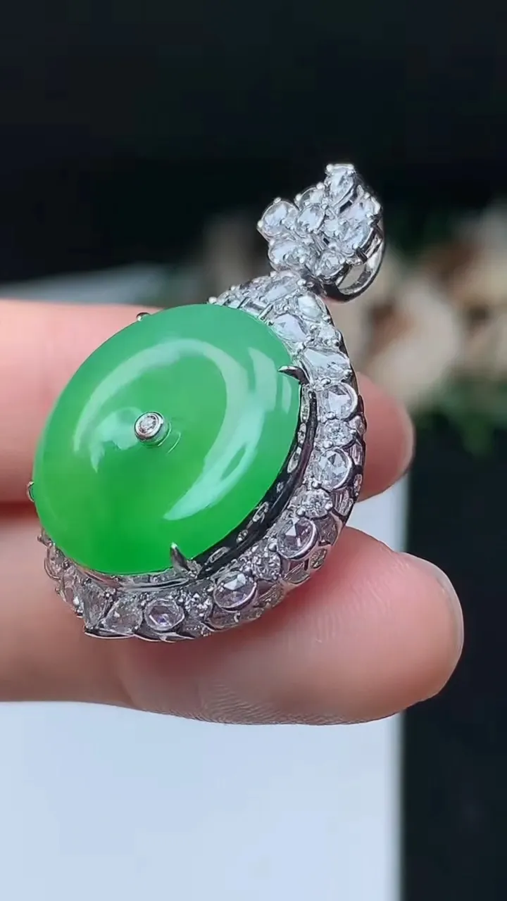 天然A货翡翠平安扣吊坠，尺寸33.2-22.4-10，裸石18，重量:7.13g
11月8日