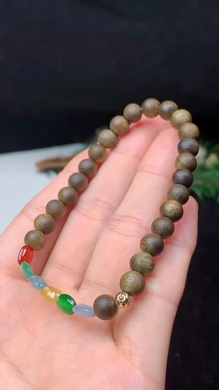 天然A货翡翠四彩路路通手串，尺寸6-4.6-2.7-6颗，重量:3.57g11月8日
工厂直销收藏佳品,种好水足，色泽均匀，有种有色，上手高大气！