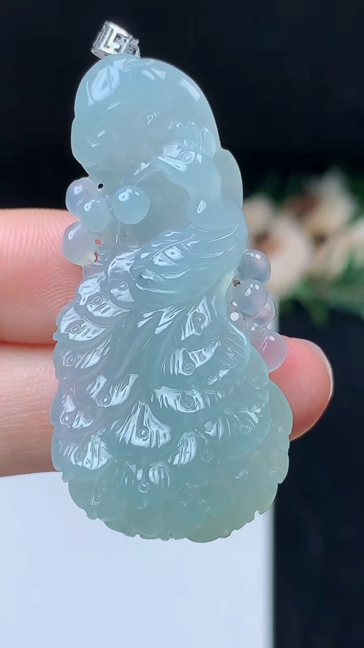 天然A货翡翠白冰凤凰吊坠，尺寸46.4-22.9-8，重量:13.77g
11月8日