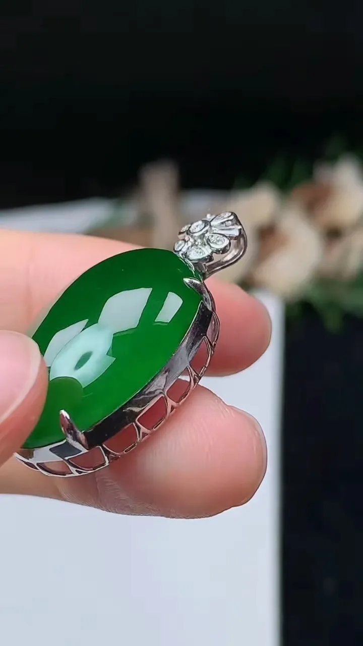 天然A货翡翠蛋面吊坠，尺寸23.4-18.5-11，重量:5.49g
11月8日