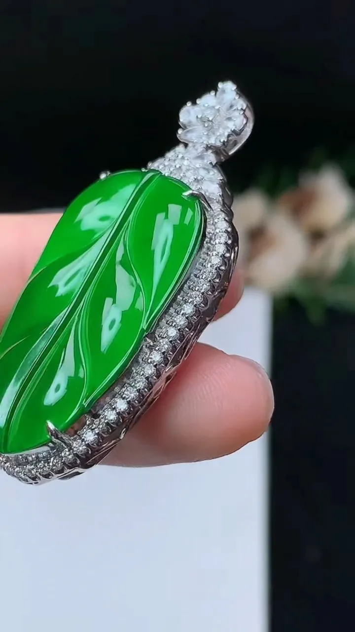 天然A货翡翠金枝玉叶 叶子吊坠，尺寸46.8-21.3-11.3，裸石32.4-18.8，重量:13.02g
11月8日