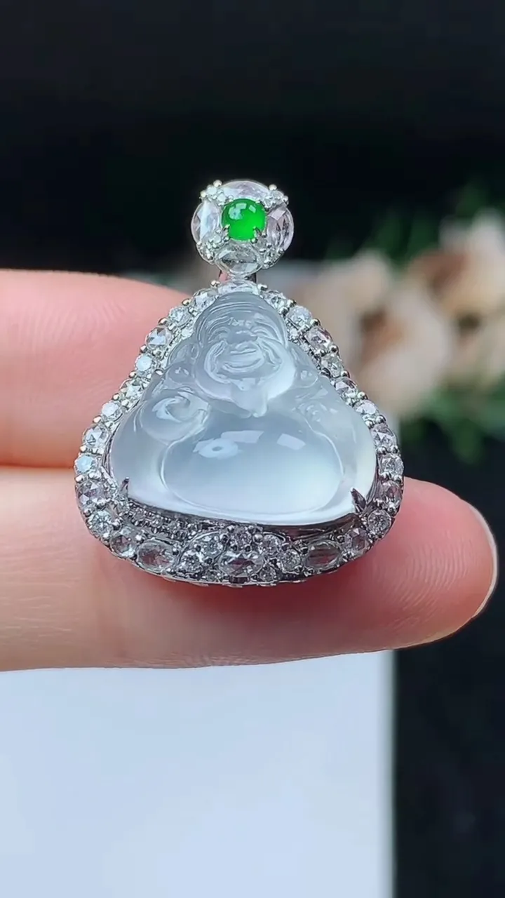 天然A货翡翠白冰财神爷吊坠，尺寸26.5-20.3-12，裸石14-16，重量:6.47g
11月8