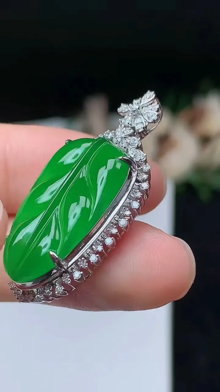 天然A货翡翠金枝玉叶 叶子吊坠，尺寸34.6-17.5-8.2，裸石22.8-14，重量:5.00g
11月8日