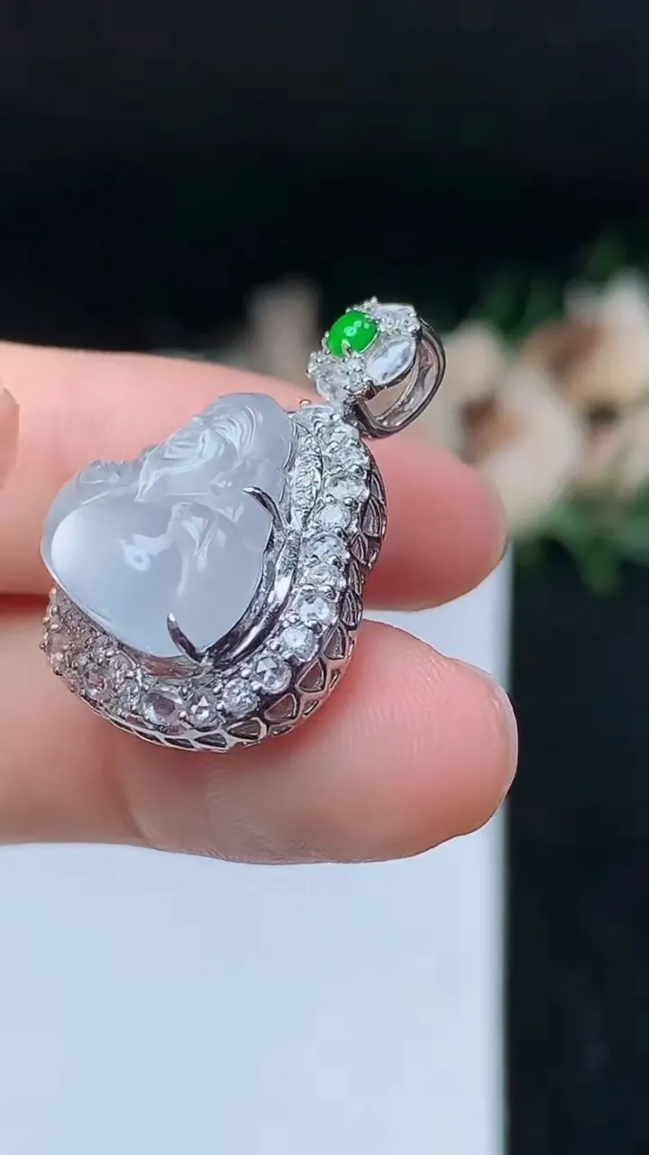 天然A货翡翠白冰财神爷吊坠，尺寸26.5-20.3-12，裸石14-16，重量:6.47g
11月8日