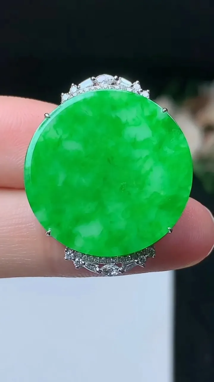 天然A货翡翠无事牌吊坠 手表多用款，尺寸23.6-5.9，重量:3.82g
11月8日