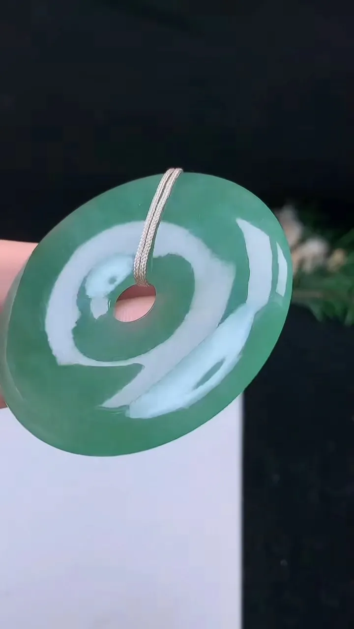 天然A货翡翠平安扣吊坠，尺寸52.7-5.9，重量:35.21g
11月8日