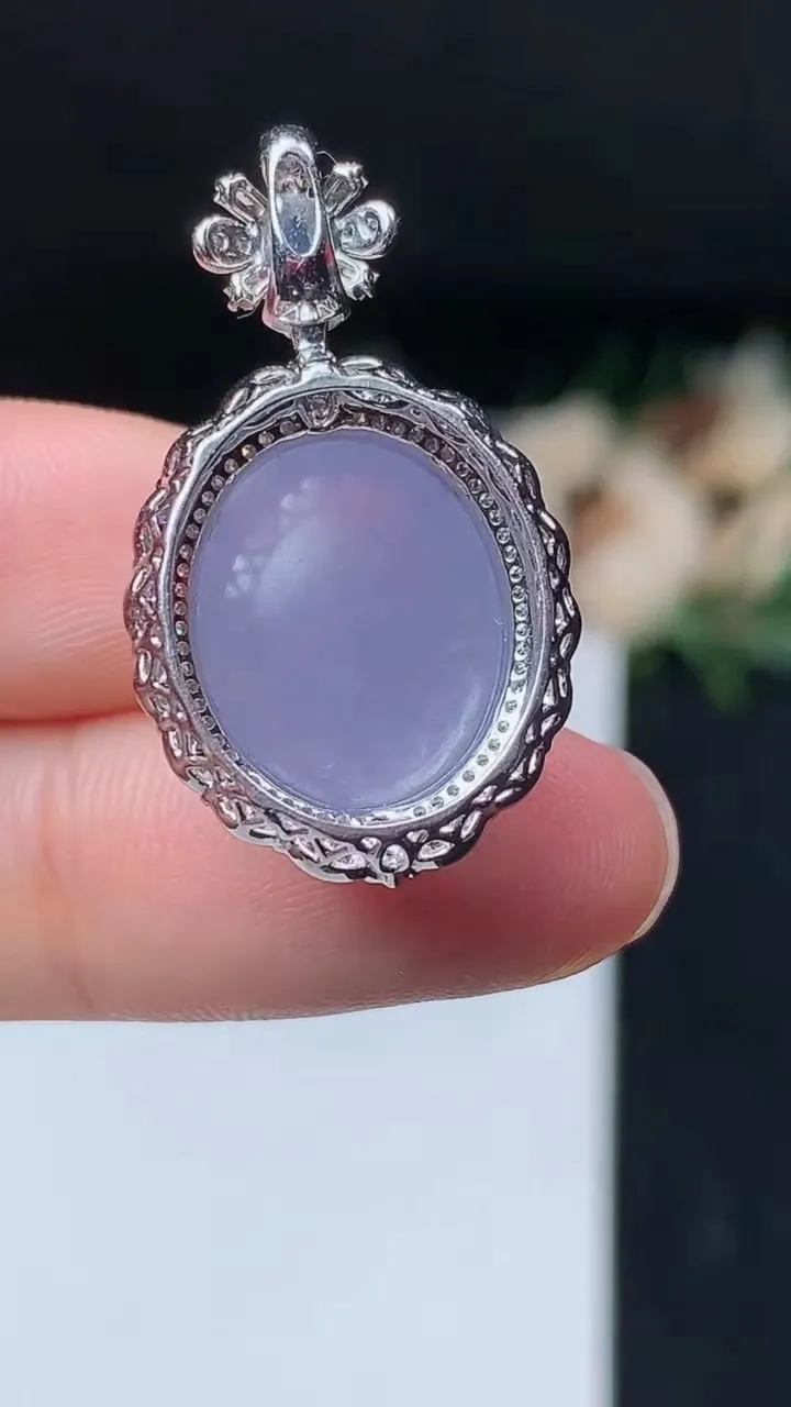 天然A货翡翠紫罗兰蛋面吊坠，尺寸29.9-17.3-11.6，裸石15.6-13，重量:5.62g
11月8日