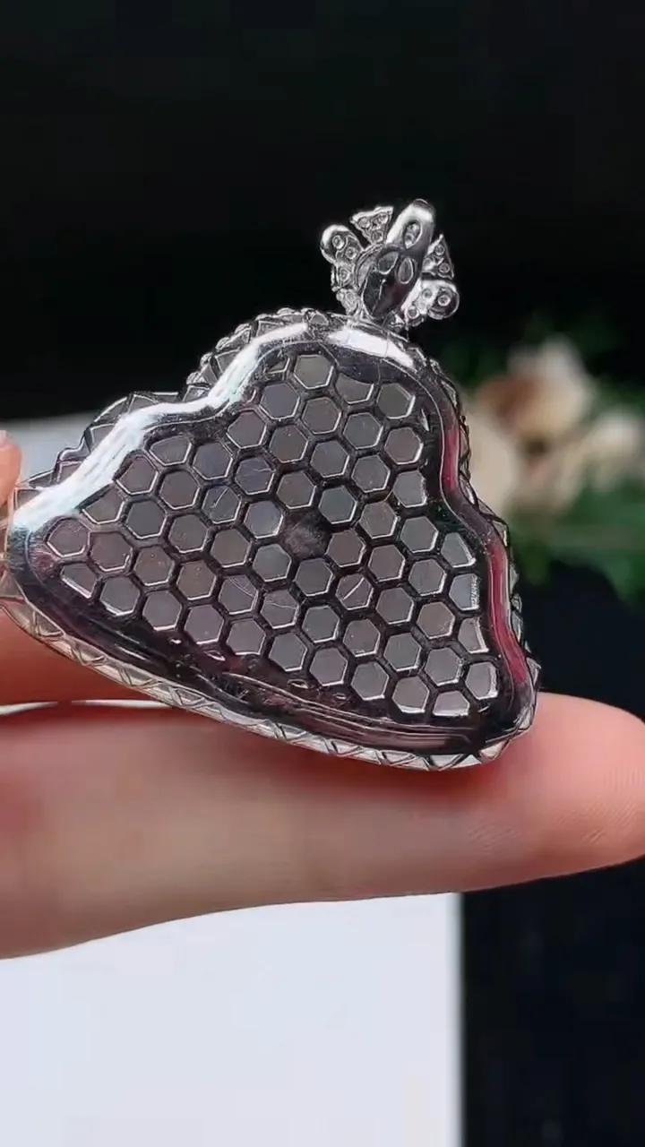 天然A货翡翠佛公吊坠，尺寸24.5-36.4-10.5，重量:13.42g
11月8日