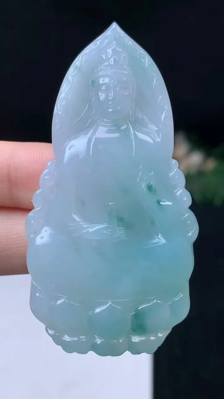 天然A货翡翠飘花素衣观音吊坠，尺寸61.9-30.9-6.1，重量:24.00g
11月8日