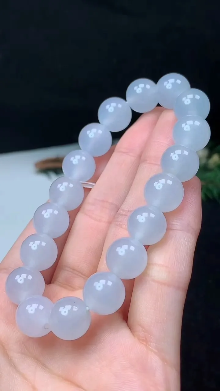 天然A货翡翠白冰圆珠手串，尺寸11-18颗，重量:41.32g11月8日
工厂直销收藏佳品,种好水足，色泽均匀，有种有色，上手高大气！