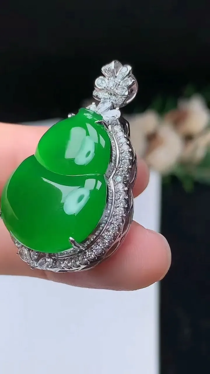 天然A货翡翠葫芦吊坠，尺寸37.9-23.2-11.9，裸石24.3-20.3，重量:10.28g
11月8日