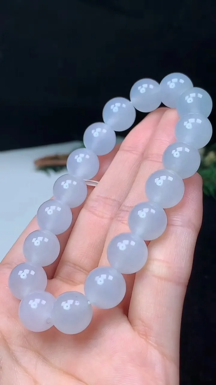 天然A货翡翠白冰圆珠手串，尺寸11-18颗，重量:41.32g11月8日
工厂直销收藏佳品,种好水足，色泽均匀，有种有色，上手高大气！