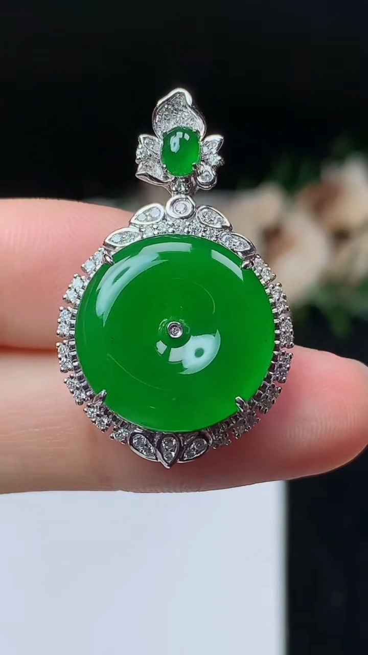 天然A货翡翠平安扣吊坠，尺寸32-20-9，裸石16.5，重量:7.01g
11月8日