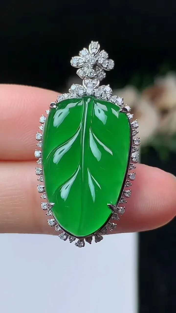 天然A货翡翠金枝玉叶 叶子吊坠，尺寸34.6-17.5-8.2，裸石22.8-14，重量:5.00g
11月8日