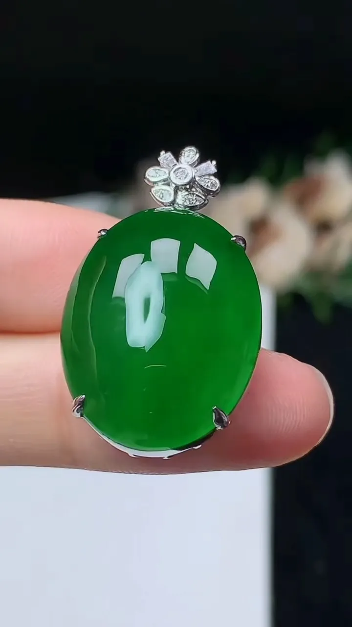 天然A货翡翠蛋面吊坠，尺寸23.4-18.5-11，重量:5.49g
11月8日